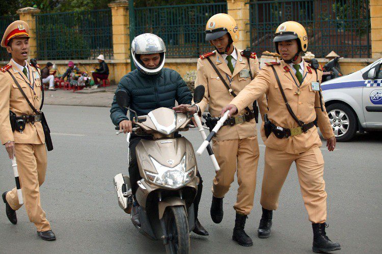 Không có bảo hiểm xe máy bắt buộc sẽ bị cảnh sát giao thông phạt